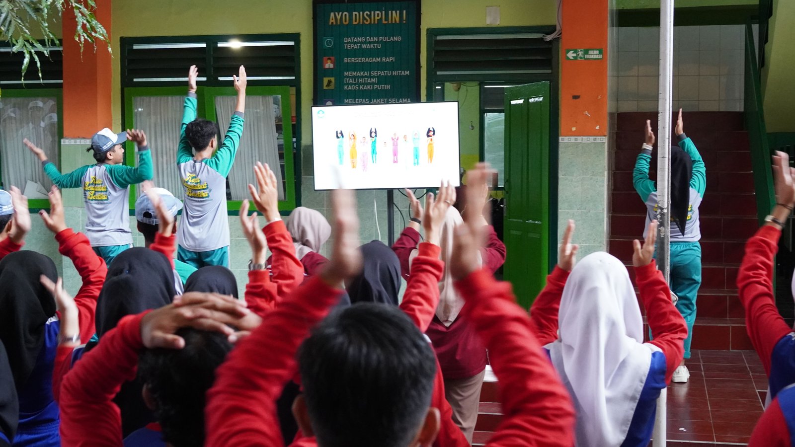 Senam Anak Indonesia Sehat di SMK PGRI 2 Kota Malang